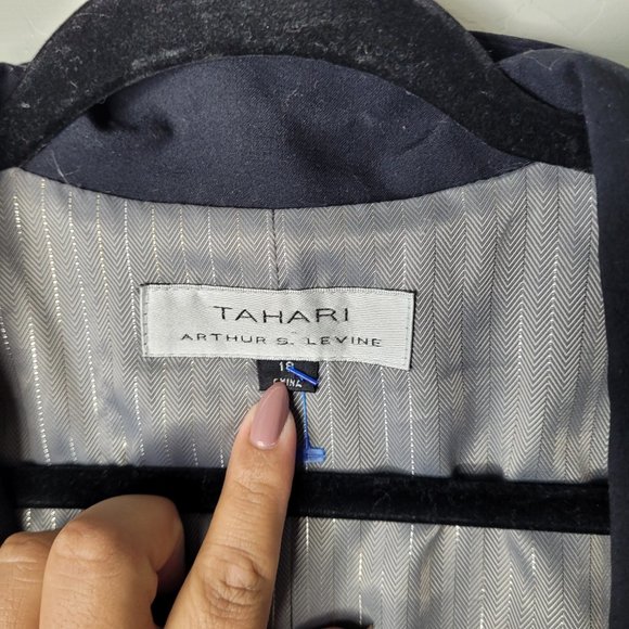 Tahari Arthur S. Levine Plus Size Black Blazer - Picture 4 of 6